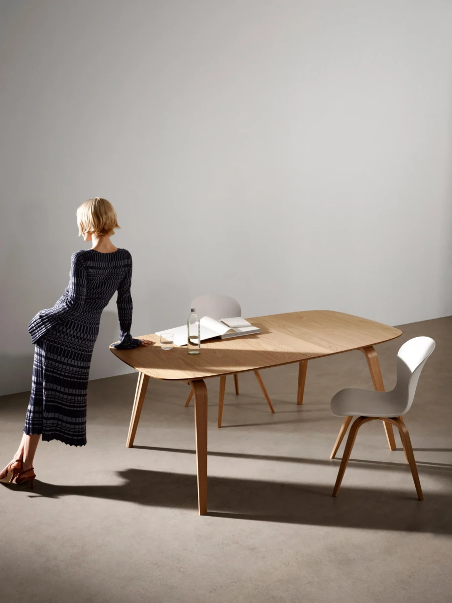 Hauge dining table