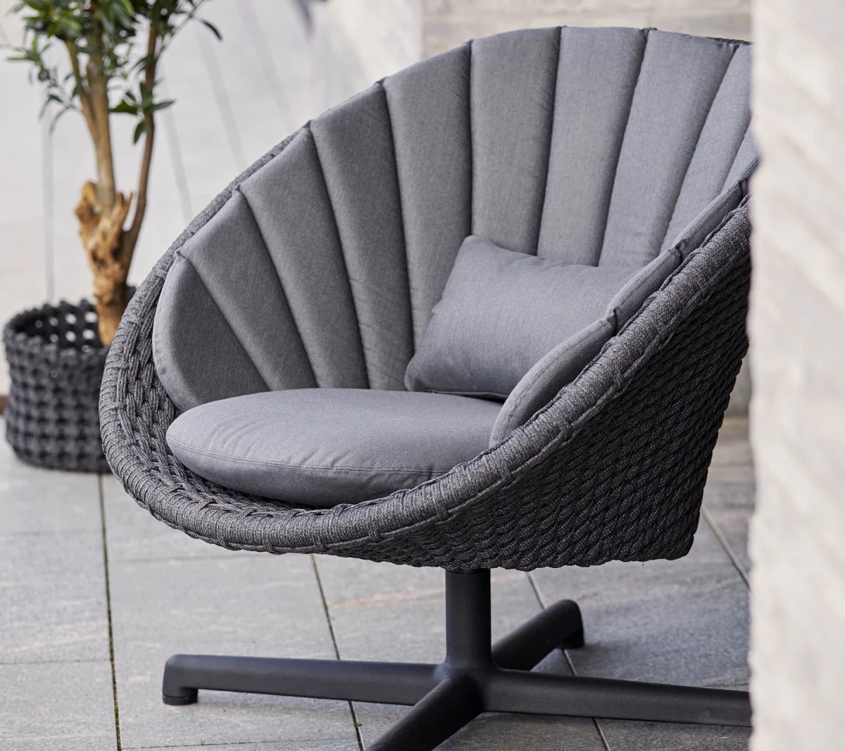 Peacock lounge chair w/swivel aluminium base